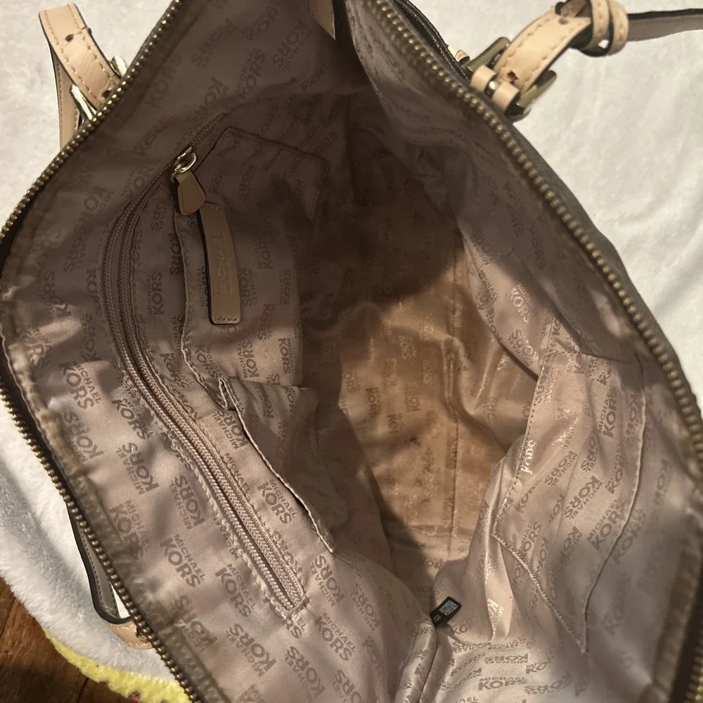 Pre Owned  Michael Kors signature Jet Set East West Top Zip Tote‎